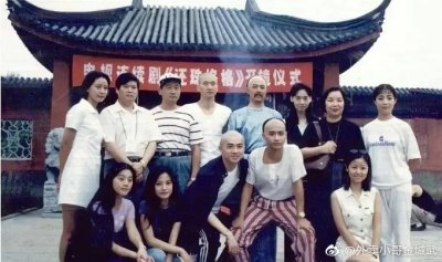 ​《还珠格格》开机合影引爆热搜榜，满满“回忆杀”