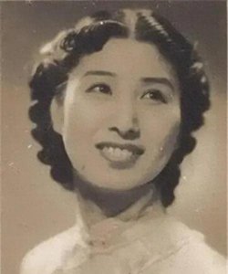 ​1940年郑萍如被带到小树林里，两个特务看着她，叹息道：美女多多