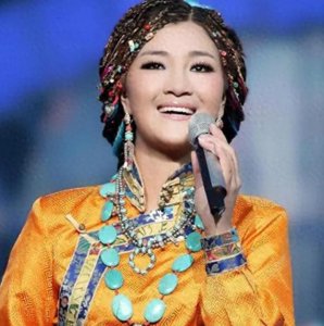 ​歌手降央卓玛：因丈夫高颜值疯狂倒追，婚后生3胎，如今怎么样了
