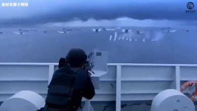 ​海军徐州舰打击索马里海盗的全过程，海盗以为风浪越大，鱼...