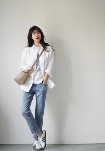 ​牛仔裤搭这4件上衣，时髦又好看！