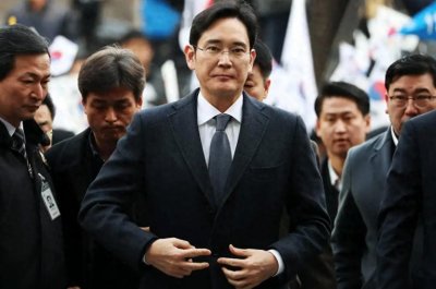 ​韩国总统卢武铉：整治财阀打击贪腐，却被逼跳崖，幕后有何隐情？