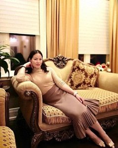 ​老婆外地工作，我与45岁的岳母同住，一天我发现了她的秘密