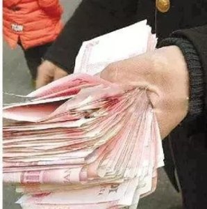 ​19万元现金散落街头，失主浑然不知，关键是最后全找回来了！