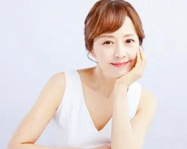 ​“冻龄女神”徐贞姬：62岁老太长着26岁的脸，10万小鲜肉追求她