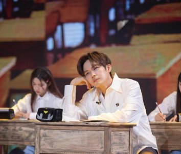 ​钟汉良17岁学生照太帅了！难怪叫他“小哇”，网友：君生我未生