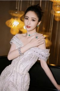 ​41岁佟丽娅现身北京机场，头大身子小，素颜皮肤黝黑蜡黄差距很大