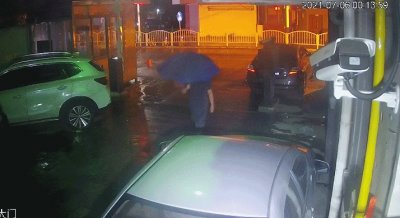 ​停不到车就疯狂报复？男子深夜连划小区7辆私家车