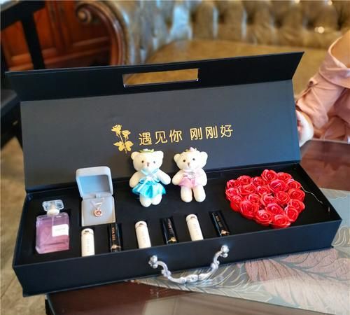 有创意的生日礼物公司要为一个员工庆生,都要我们想一个,什么好呢