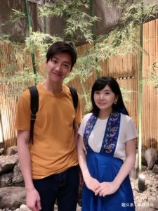 ​江宏杰罕见晒儿女萌照，姐弟俩躺在摇椅上培养感情，画面温馨有爱