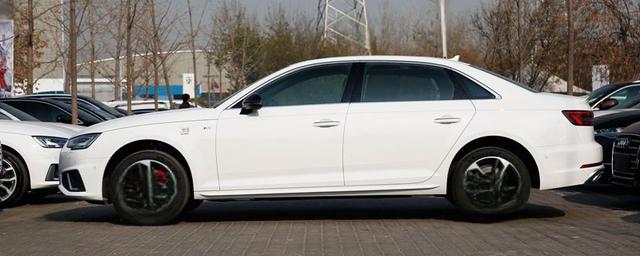 奥迪A4L白色是金属漆吗-