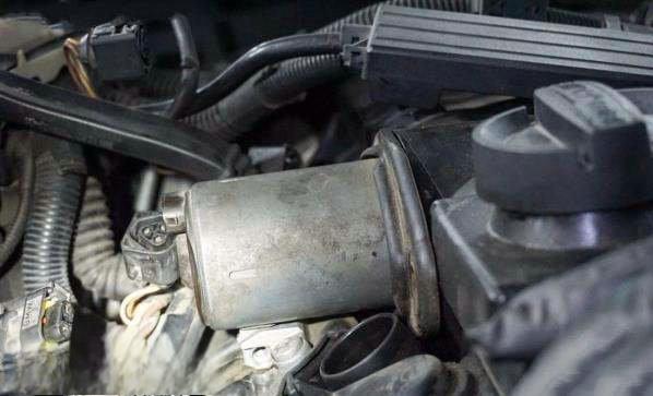 发动机气门油封怎么换-