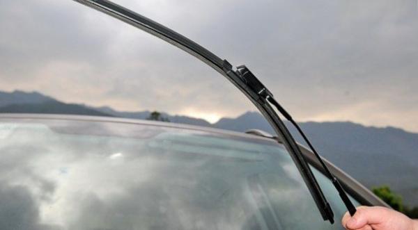 汽车雨刮器胶条怎么换？如何更换雨刮条-