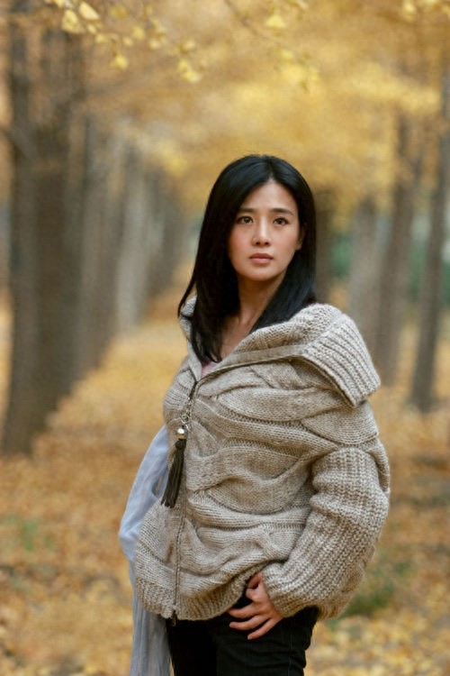 周显欣低调优雅内敛知性，才情兼备，在演艺圈有“小巩俐”之称