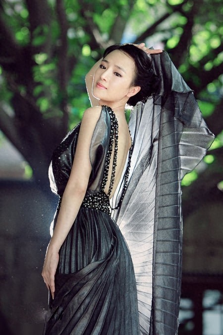 周显欣低调优雅内敛知性，才情兼备，在演艺圈有“小巩俐”之称