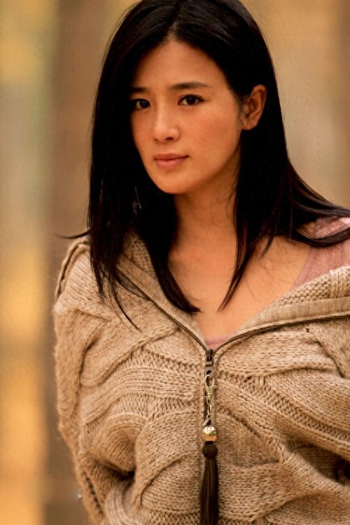 周显欣低调优雅内敛知性，才情兼备，在演艺圈有“小巩俐”之称