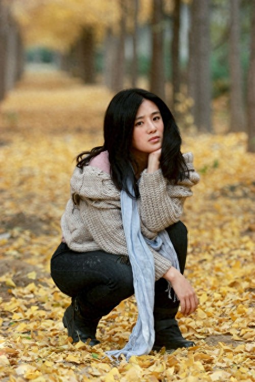 周显欣低调优雅内敛知性，才情兼备，在演艺圈有“小巩俐”之称