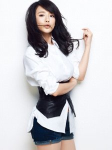 ​周显欣低调优雅内敛知性，才情兼备，在演艺圈有“小巩俐”之称