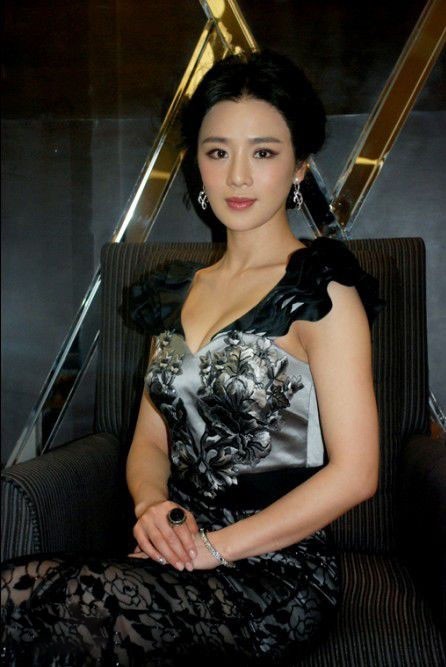 周显欣低调优雅内敛知性，才情兼备，在演艺圈有“小巩俐”之称