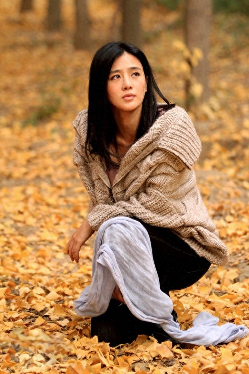 周显欣低调优雅内敛知性，才情兼备，在演艺圈有“小巩俐”之称