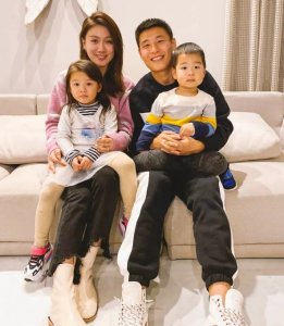 ​武磊晒全家照，高颜值娇妻成功抢镜，颜值身材爆表