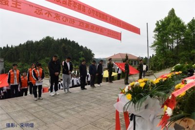 ​隆回一中、隆回二中联合开展清明祭扫活动