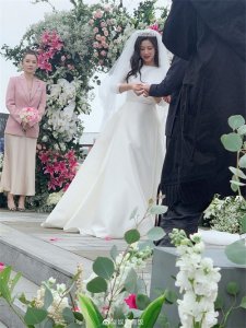 ​朱珠低调结婚，穿白纱戴皇冠笑容娇俏，180圈外老公气质儒雅