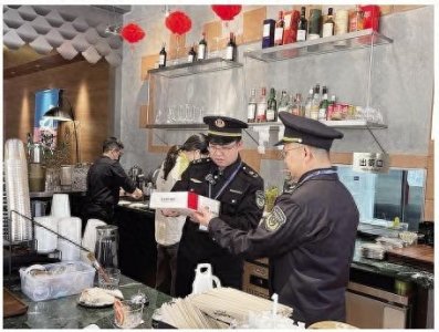 ​商圈消费持续升温 市监护航食安升级 ——广东深圳龙岗大运中心侧记