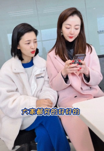 ​安徽台一姐余声近照，与大9岁主持人马滢同框显老，手上钻戒亮了