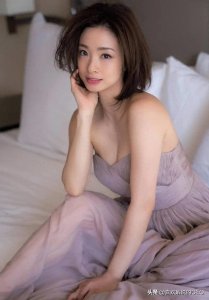 ​上户彩：魅力绽放，性感身姿引领写真风尚，国民美少女的蜕变之旅