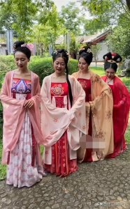 ​横漂女群演的梦想：凭借年轻貌美被知名导演看中，拍戏改变命运