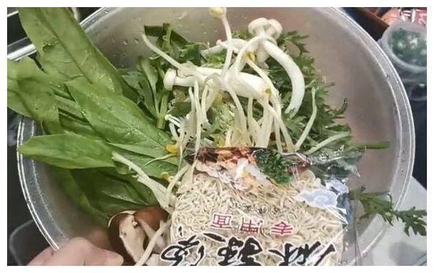 “张亮麻辣烫”卖44元一份,被网友吐槽:直接点外卖更划算