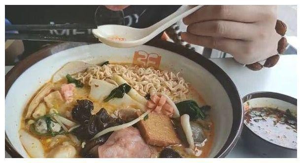 “张亮麻辣烫”卖44元一份,被网友吐槽:直接点外卖更划算