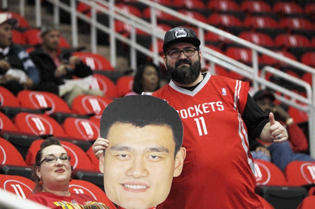 篮球——NBA：姚明球衣在火箭队主场退役