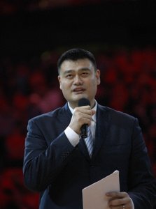 ​篮球——NBA：姚明球衣在火箭队主场退役