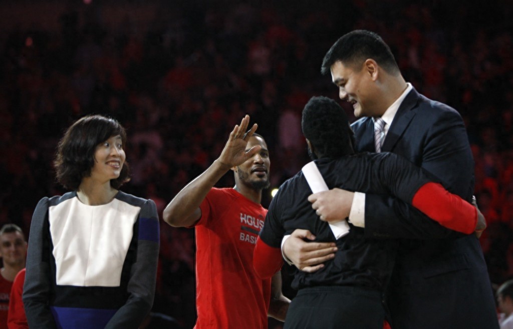 篮球——NBA：姚明球衣在火箭队主场退役