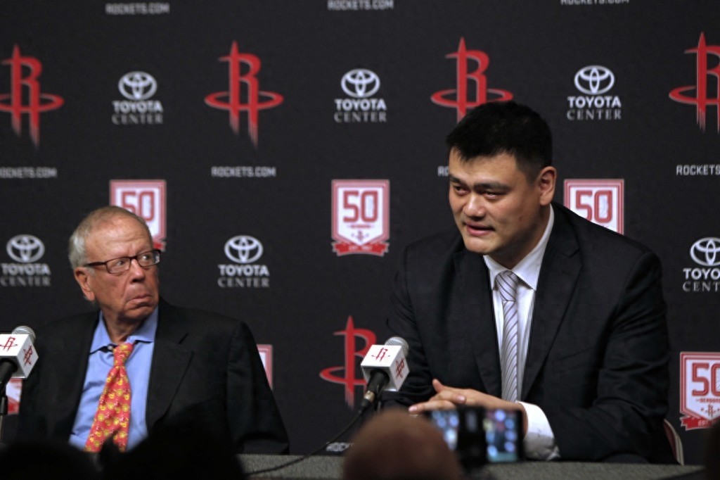 篮球——NBA：姚明球衣在火箭队主场退役