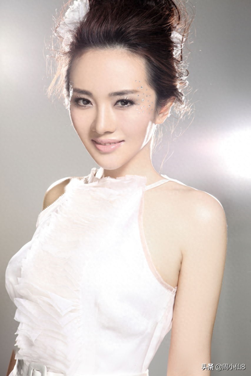 明星孟茜，娱乐圈歌手和演员，清新靓丽，被誉为“宅男女神”