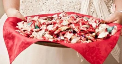 ​喜事变丧事？老人领喜糖后跌倒身亡，家属索赔14万，法院这样判！