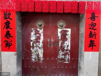 ​今年腊月二十九是绝日，大年三十是立春，什么时候贴春联好呢？