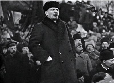 ​1918年，列宁和工人亲切交谈，人群中，一“女魔头”枪口瞄准了他