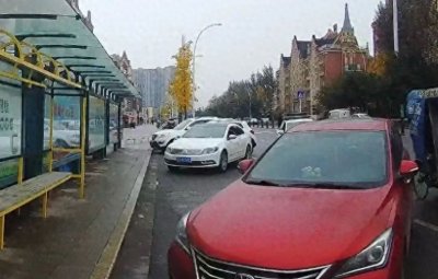 ​啥情况？绵竹街头这辆车牌照前“川F”后“川E”