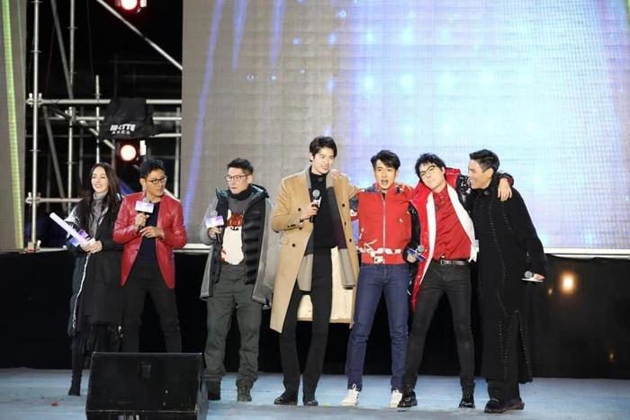 向佐当众表白郭碧婷，郭碧婷反应大方得体，难怪向太会喜欢她