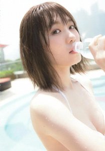 ​小池美波：《青春之瓶》写真集惊艳登场，以身材和颜值征服粉丝