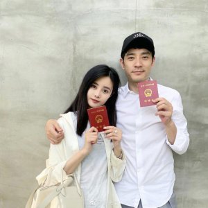 ​李光洁晒结婚照宣布结婚喜讯：早安 我的太太