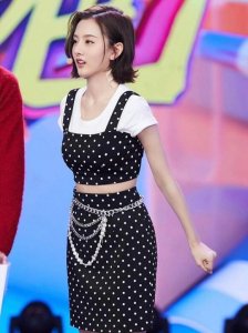 ​宋祖儿穿波点裙秀美腿 俏皮可爱尽显复古摩登气息 近年来，女艺人宋祖儿在娱乐