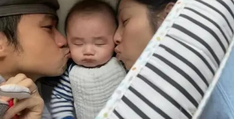 古巨基晒一家三口