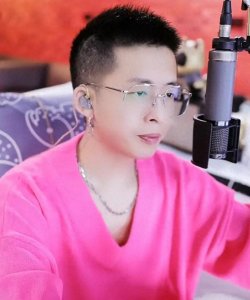 ​《勉为其难》原唱王冕狱中近照曝光，身穿囚衣受访，和记者开玩笑