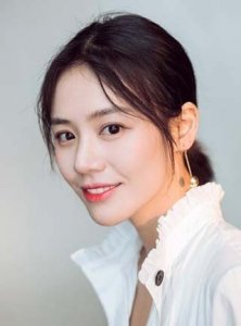 ​马思纯晒出北京的豪宅，独栋别墅还带有车库，家里有大量古董文玩