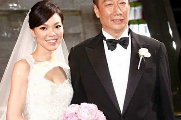 富士康老板娘曾馨莹个人资料 父女恋生三个孩子